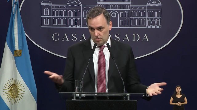 El evasivo 'entendemos' del vocero Milei: baja de fabricación, venta de autos y despidos, sin respuestas claras de Adorni