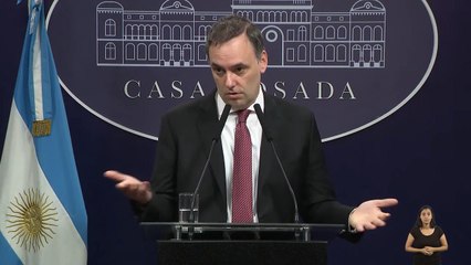 "El evasivo 'entendemos' del vocero Milei: baja de fabricación, venta de autos y despidos, sin respuestas claras de Adorni"