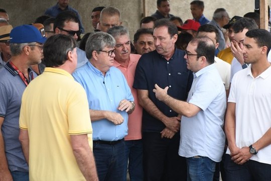 Em Conceição, João fala sobre investimentos e ex-prefeito Alexandre Braga destaca atuação do governador