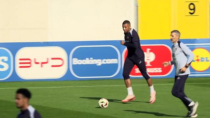 De nariz quebrado, Mbappé reaparece nos treinos da França