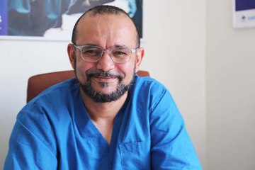 زهير لهنا.. طبيب مغربي يترك أجواء العيد للتطوع بغزة