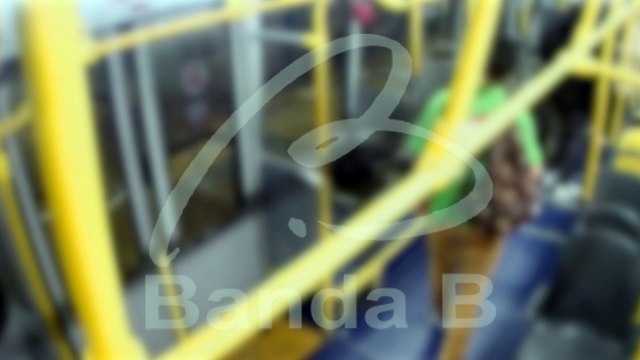 Imagens mostram momento em que homem é morto a facadas dentro de ônibus por tio e sobrinho em Curitiba; assista