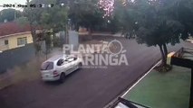 Motorista perde controle de carro e bate em poste; vídeo mostra momento do acidente