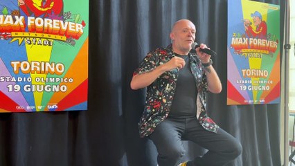 Max Pezzali presenta il concerto di Torino: la scaletta atti Anni 90
