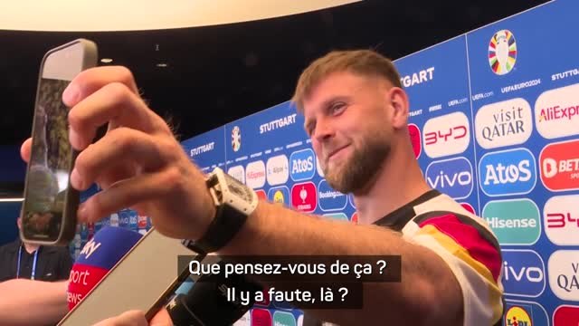 Allemagne - Füllkrug justifie le but allemand en montrant une photo de l'action aux journalistes