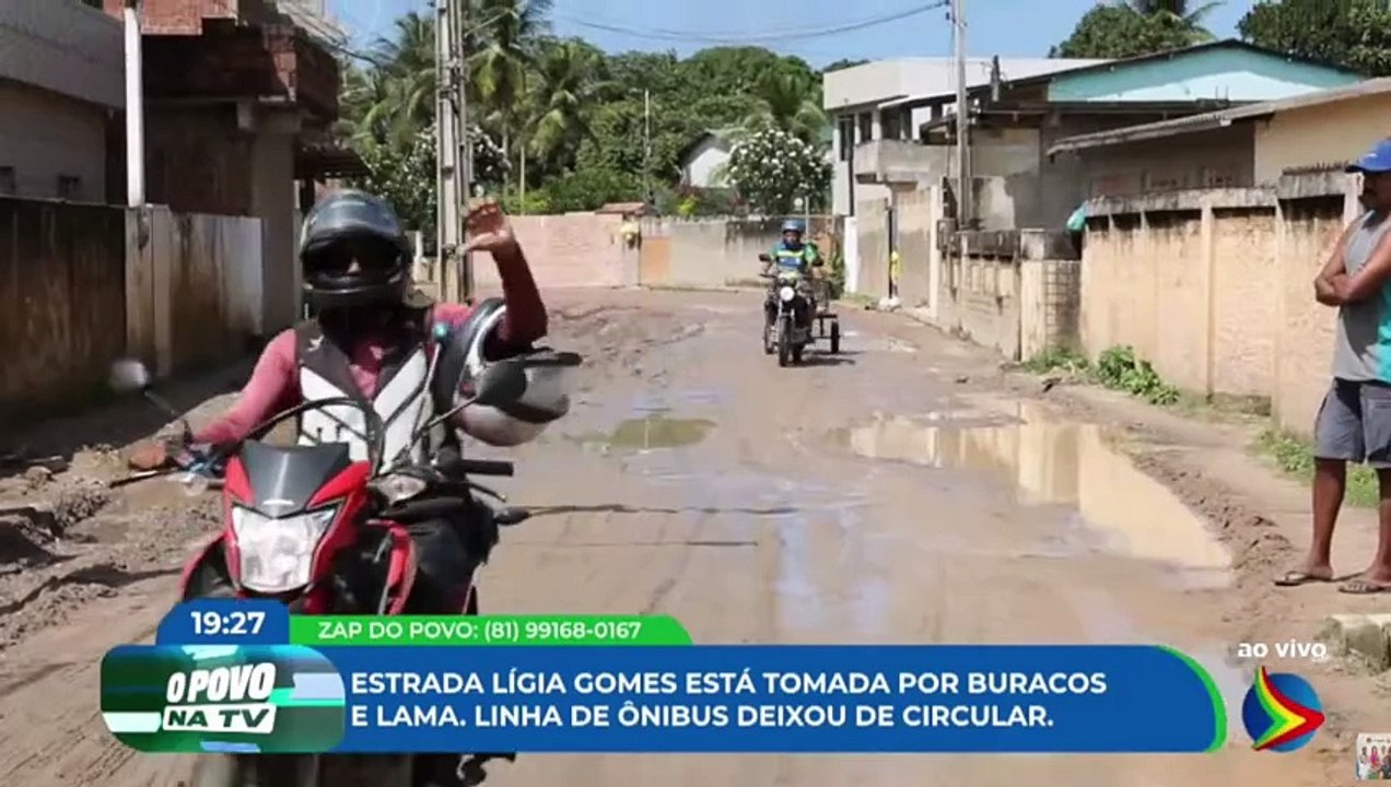 Moradores do Alto da Conquista, em Olinda, sofrem com lamaçal; ônibus deixou de circular no local