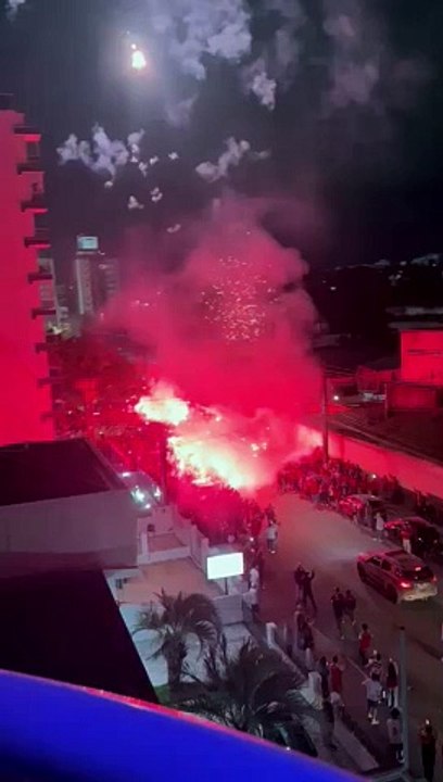 Torcedores fazem "rua de fogo" na chegada do Internacional antes do jogo contra o Corinthians