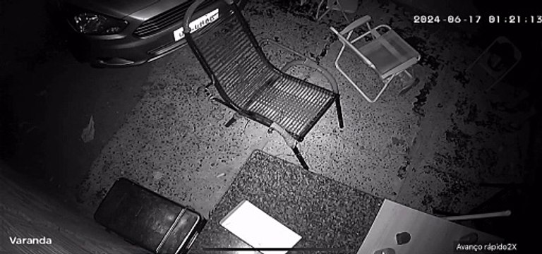 Homem é flagrado furtando roupas do varal de residência