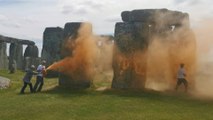 Umweltaktivisten besprühen Stonehenge-Monument mit Farbpulver