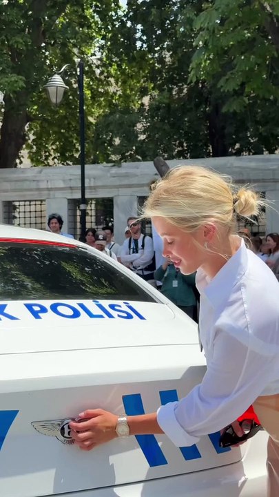 Model Alla Bruletova, bu kez Türk polis aracını paylaştı