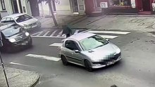 Atak pieszego na  samochód