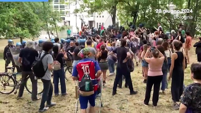 Scontri tra attivisti e polizia al parco don Bosco di Bologna, il video