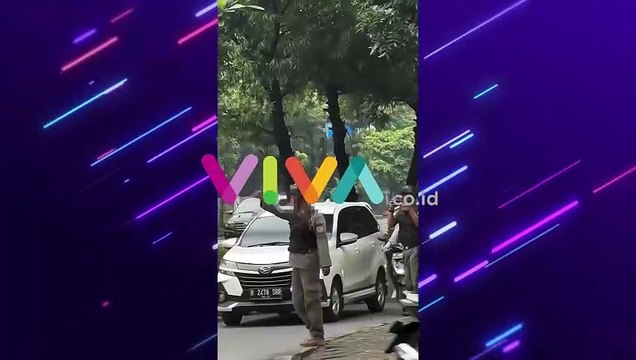 Cuma 2 Menit Atur Lalu Lintas, Satpol PP Foto Lalu Pergi