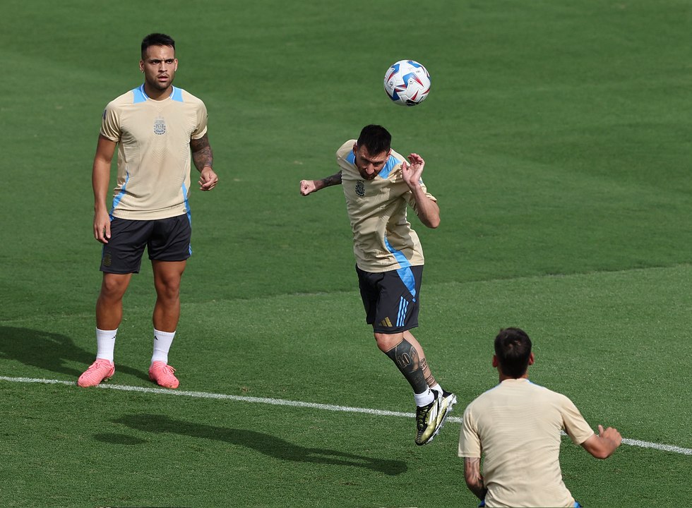 المنتخب الأرجنتيني يحافظ على الصدارة