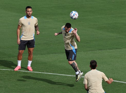 المنتخب الأرجنتيني يحافظ على الصدارة