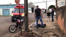 Mulher fica ferida após bater moto contra poste no Maria Luiza