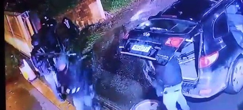 Criminosos se disfarçam de policiais federais, assaltam carro-forte e matam policial