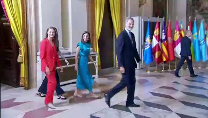 La Reina Letizia reaparece emulando el look de su compromiso