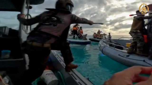El abordaje con cuchillos y hachas de los guardacostas chinos a un barco de Filipinas: Sólo los piratas hacen esas cosas