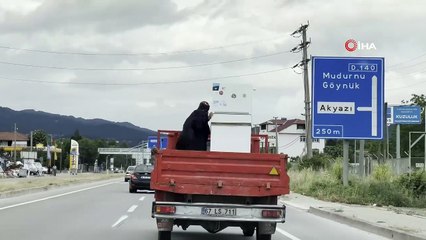 Kamyonet kasasında tehlikeli yolculuk