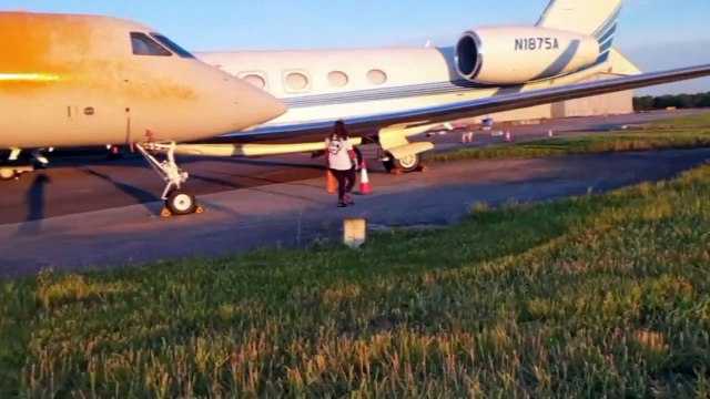 Ecologistas rocían con pintura jets privados en aeropuerto londinense