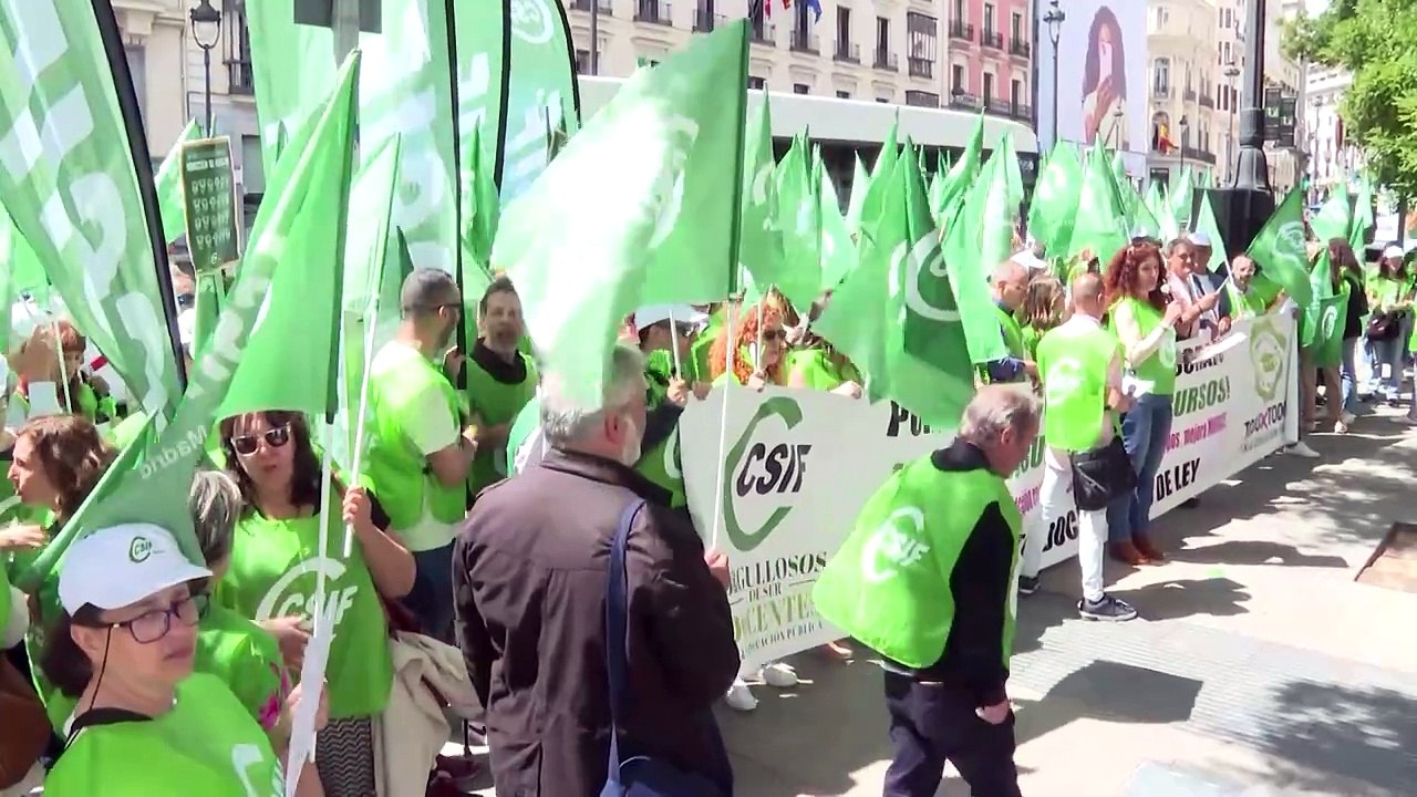 Decenas de profesores se manifiestan ante Educación "hartos" por la falta de reformas