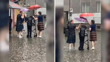 Che gesto dei tifosi scozzesi: proteggono un'anziana signora dalla pioggia