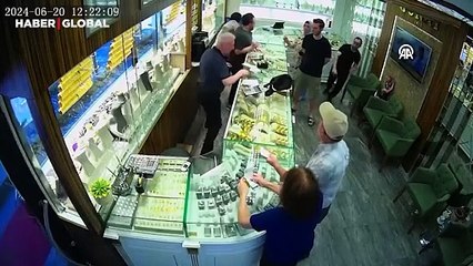 Kuyumcudan altın çalan kişiyi iş yeri çalışanları böyle yakaladı
