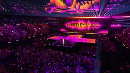 Petra Mede & Malin Åkerman fortæller: Og vi bringer godt nyt "Et års venten er forbi" | Trofæ i glasskulptur & Gilmore Girls | Eurovision Song Contest 2024 | DRTV