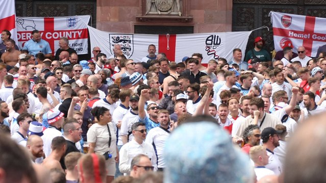 Die S-Bahn bebt: Engländer und Dänen liefern sich Stimmungs-Duell