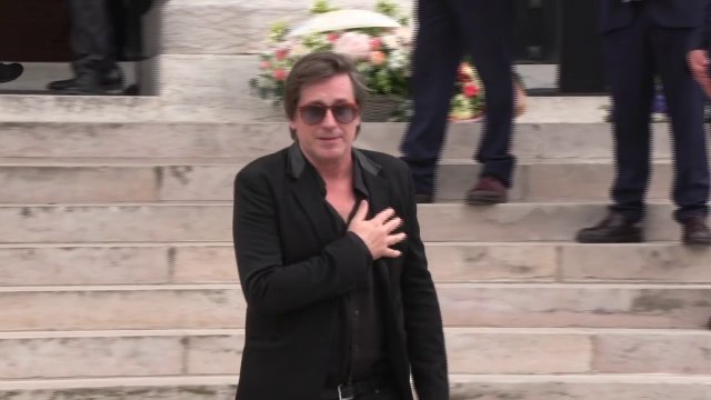 Obsèques de Françoise Hardy: Thomas Dutronc sort du crématorium, applaudi par le public présent au cimetière du Père Lachaise