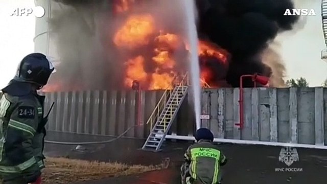 Russia, a fuoco una raffineria di petrolio ad Azov dopo un attacco di droni