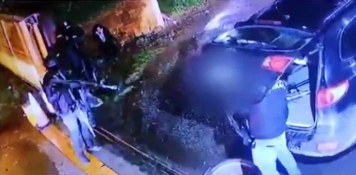 Criminosos armados disfarçados de policiais tentam assaltar carro-forte em aeroporto no RS; confronto deixa dois mortos