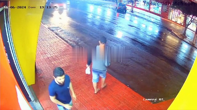 Peatón es atropellado dos veces: lo embistió una motocicleta y le siguió una vagoneta