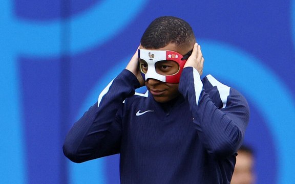 Kylian Mbappé avec un masque bleu-blanc-rouge à l'entraînement
