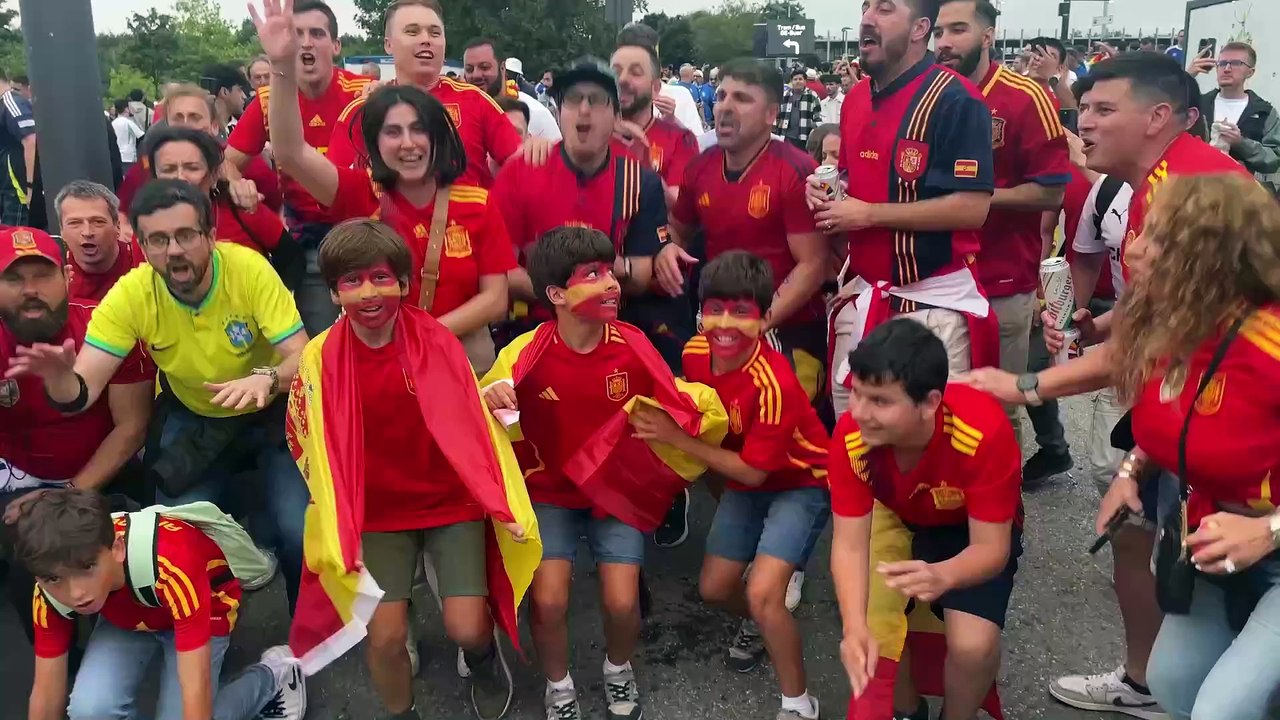 Legionäre und Toreros: Spanier und Italiener feiern auf Schalke vor der Arena