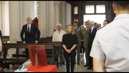 Giorgia Meloni alla camera ardente del generale Claudio Graziano