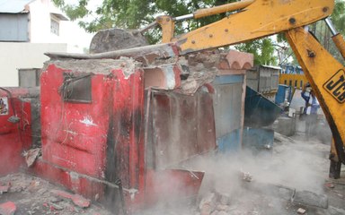 इंडिया मोटर सर्कल पर गरजी जेसीबी, सात गुमटियां जमीदोंज