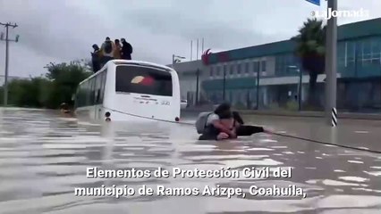 Rescatan a personas de vehículos atrapados por corriente de agua en Coahuila