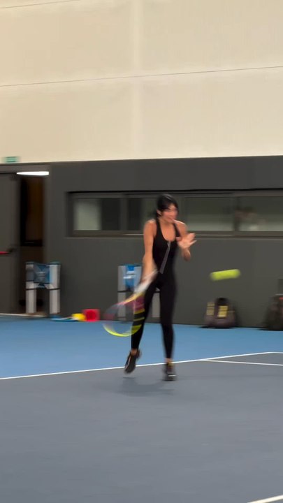 Aitana Bonmatí y Rafa Nadal, jugando al tenis juntos en la Rafa Nadal Academy