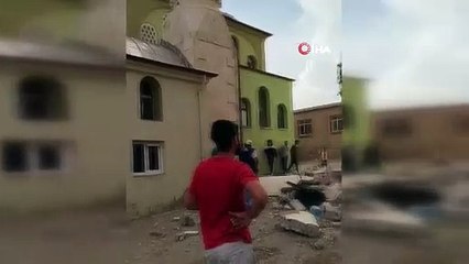 Fırtınada yıkılan caminin minaresi evin üstüne devrildi