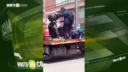 Motociclista casi lo atropellan tras protagonizar una pelea con un operario de grúa en Bogotá