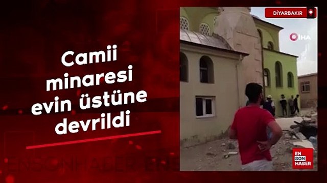 Diyarbakır’da fırtına: Camii minaresi evin üstüne devrildi
