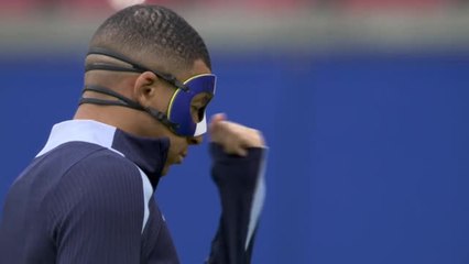 Bleus - Mbappé s'entraîne avec un masque aux couleurs de l'équipe de France