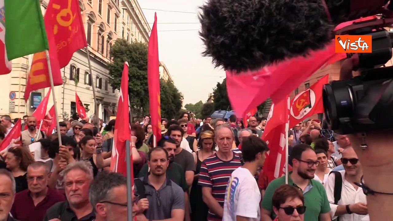 Studenti aggrediti a Roma, la manifestazione antifascista di solidariet? a piazza Vittorio