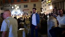 Roma: vigilessa in divisa riceve la proposta di matrimonio a Fontana di Trevi, l'applauso dei turisti