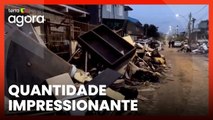Repórter mostra montanhas de móveis perdidos pelas enchentes em Porto Alegre: ‘Cenário de guerra’