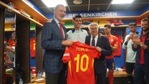 Rey Felipe VI de España baja al vestidor de 'La Roja' para felicitarlos por triunfo sobre Italia en la Eurocopa