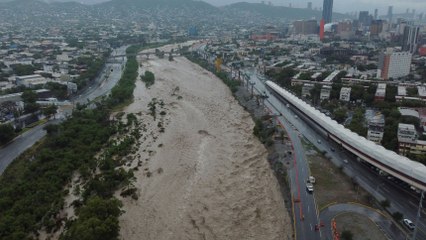 Download Video: Se desborda el Río Santa Catarina en Nuevo León