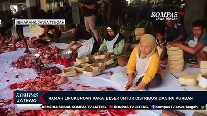 Ramah Lingkungan Pakai Besek untuk Distribusi Daging Kurban